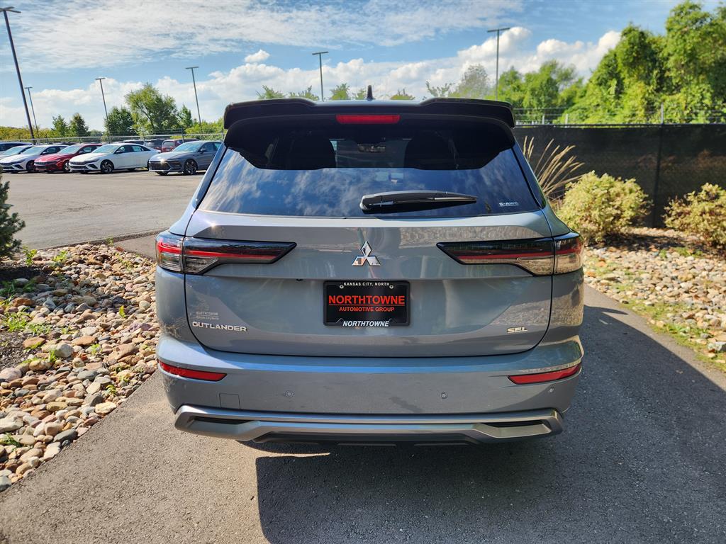 2025 Mitsubishi Outlander SEL photo 3