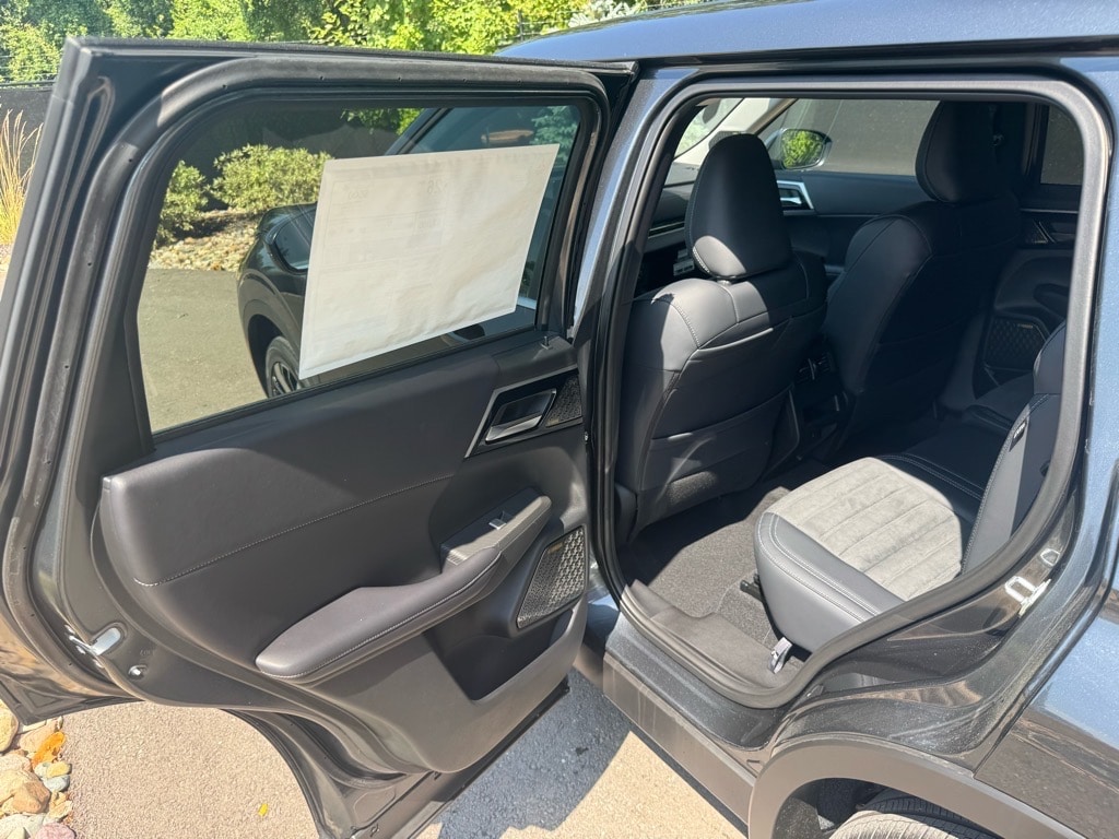 2025 Mitsubishi Outlander SE - Photo 18