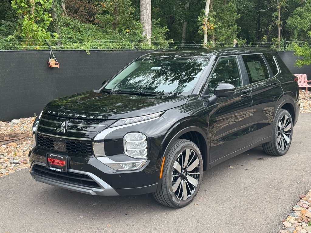 2025 Mitsubishi Outlander SE's photo