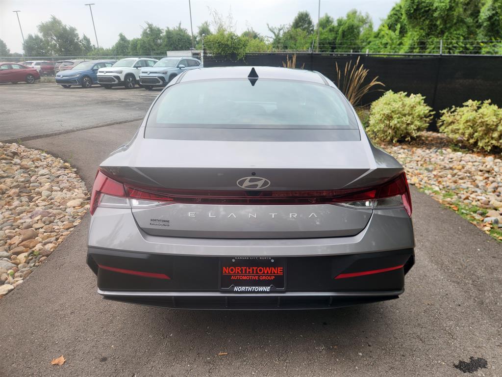 2024 Hyundai Elantra SE photo 2