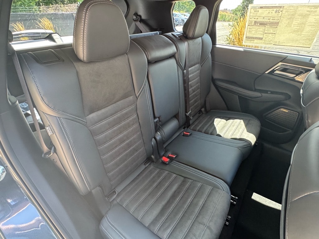 2025 Mitsubishi Outlander SE - Photo 14