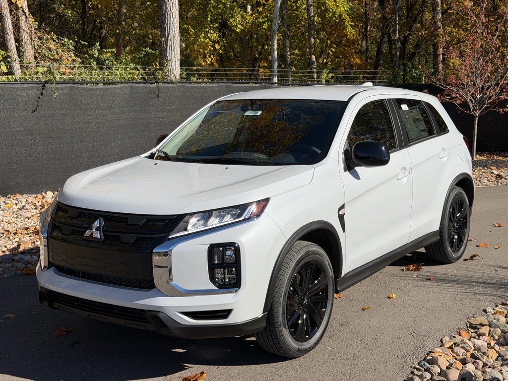 2025 Mitsubishi Outlander Sport LE's photo