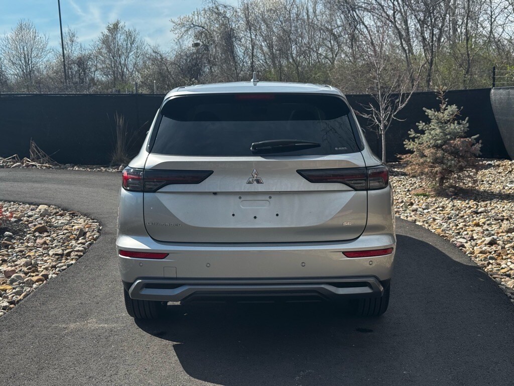 2025 Mitsubishi Outlander SE photo 4
