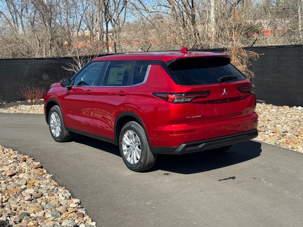 2025 Mitsubishi Outlander ES photo 3