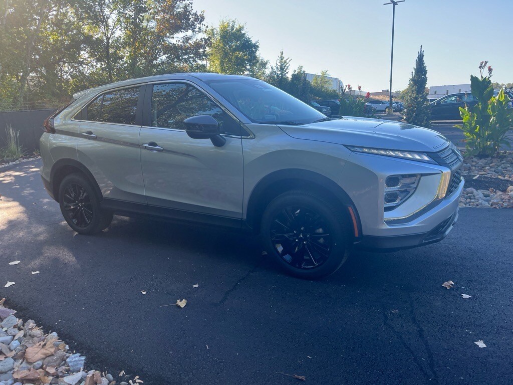 2024 Mitsubishi Eclipse Cross LE photo 3