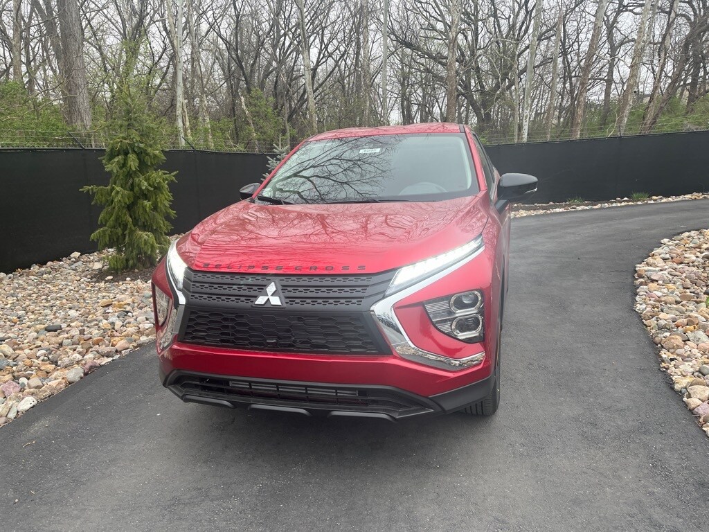 2024 Mitsubishi Eclipse Cross LE photo 2