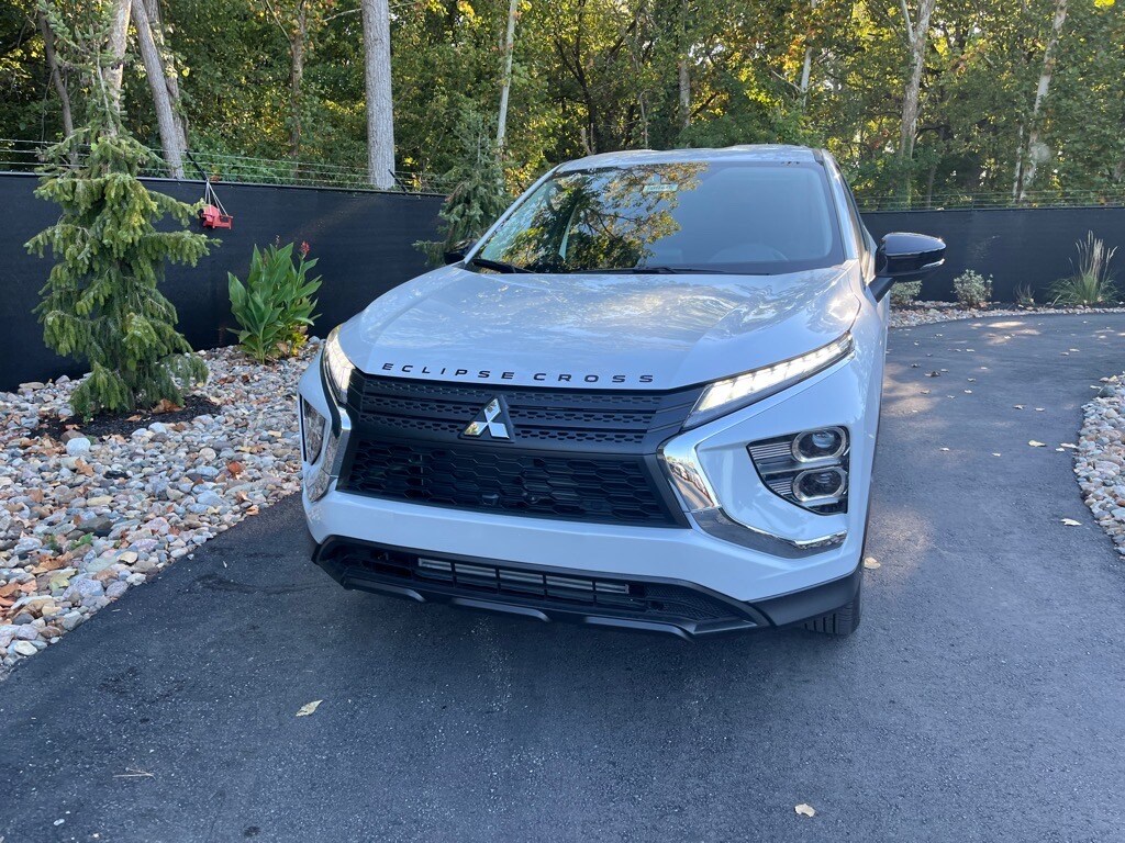2024 Mitsubishi Eclipse Cross LE photo 2