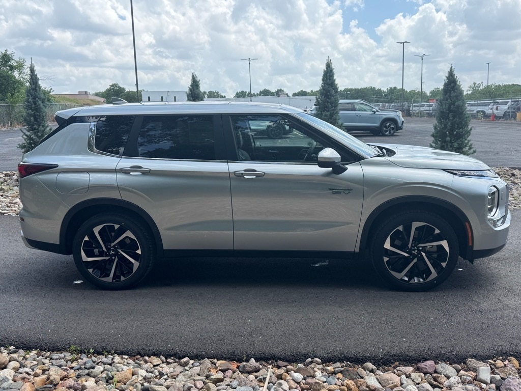 2025 Mitsubishi Outlander Plug-in Hybrid SE - Photo 6
