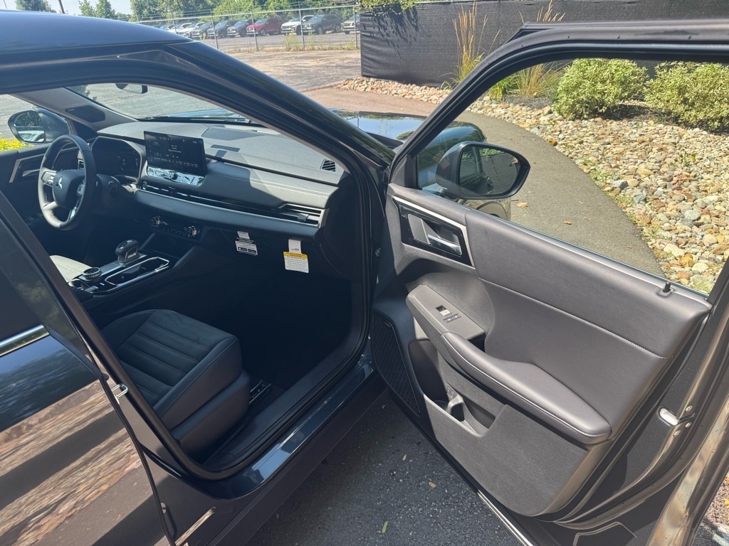 2025 Mitsubishi Outlander SE - Photo 11