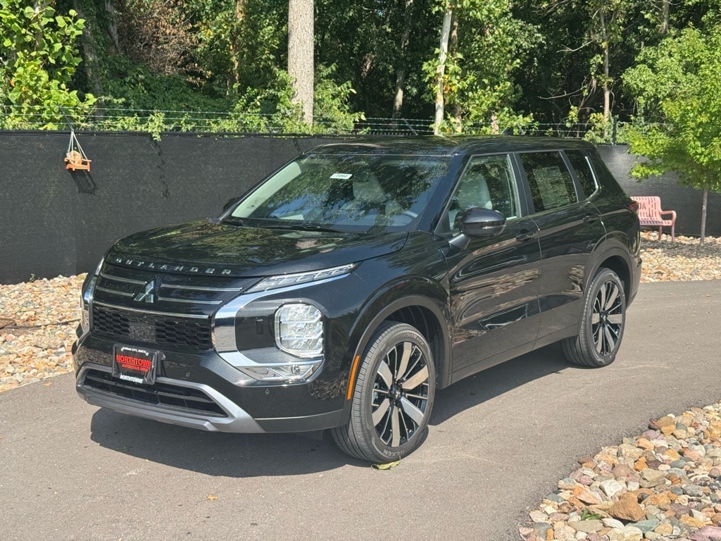 2025 Mitsubishi Outlander SE's photo