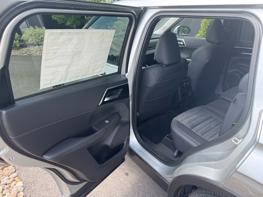 2025 Mitsubishi Outlander Plug-in Hybrid SE - Photo 18