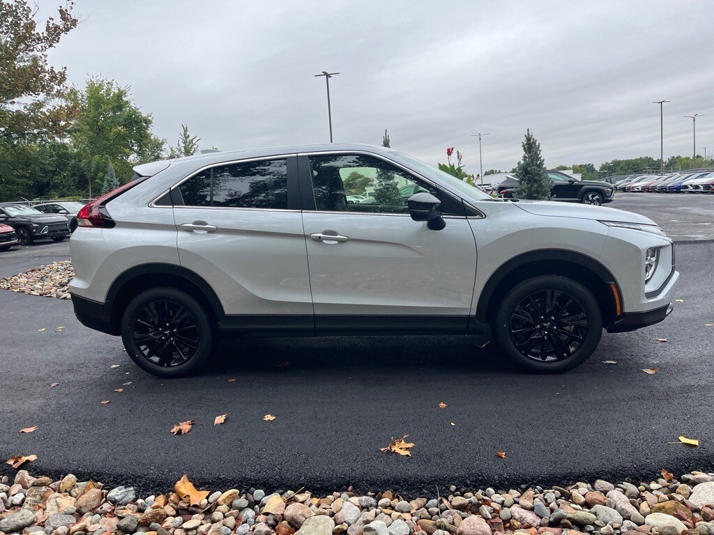 2024 Mitsubishi Eclipse Cross LE photo 3