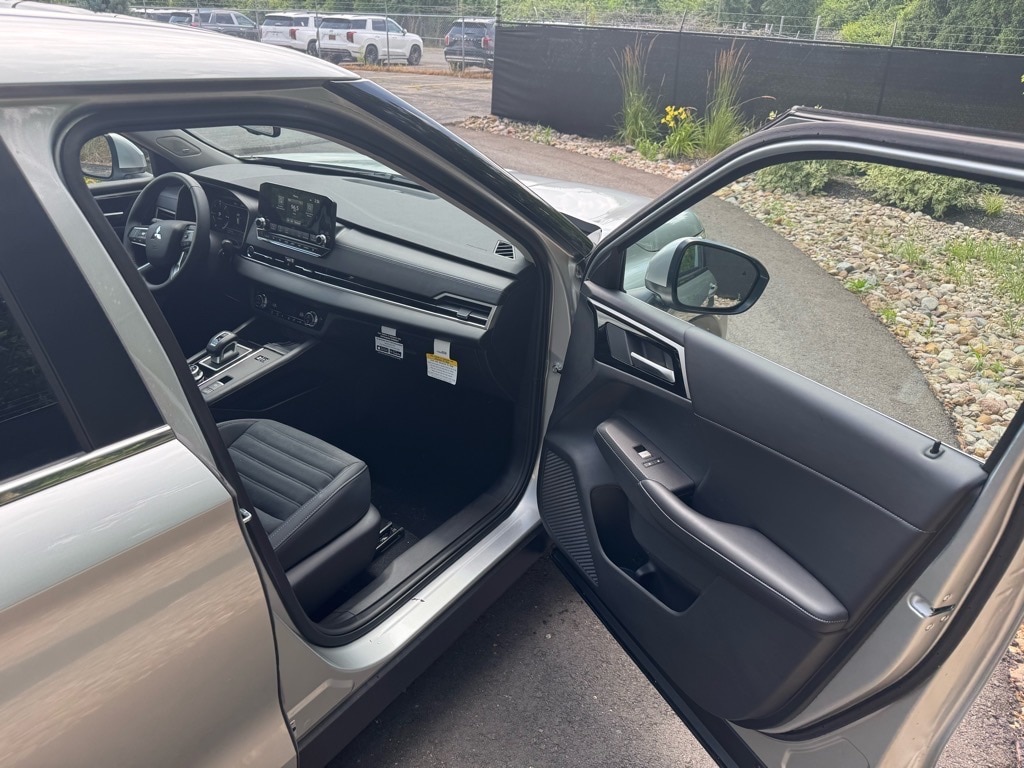 2025 Mitsubishi Outlander Plug-in Hybrid SE - Photo 11