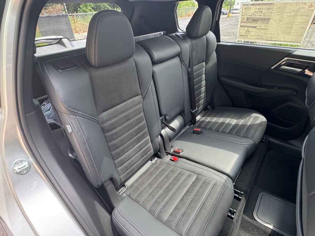 2025 Mitsubishi Outlander Plug-in Hybrid SE - Photo 14