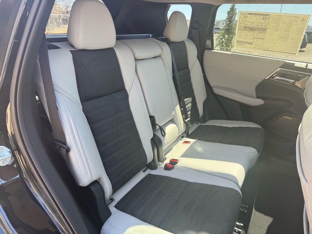 2025 Mitsubishi Outlander SE - Photo 14