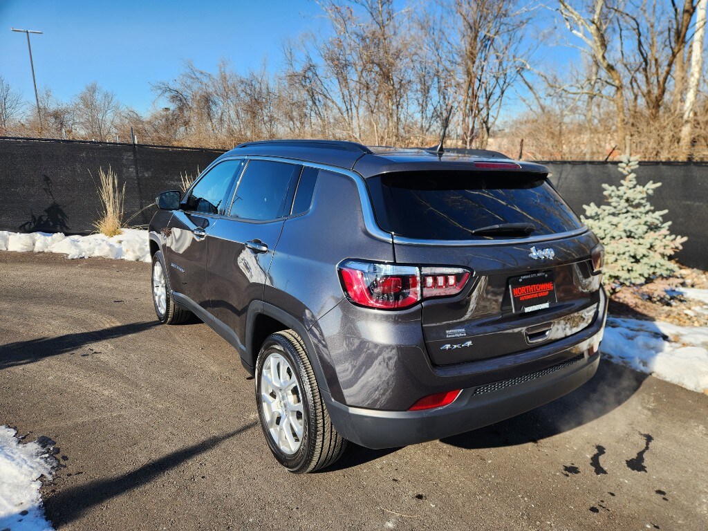2023 Jeep Compass Latitude Lux photo 3