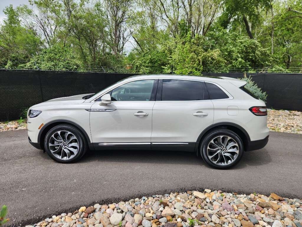 Used 2022 Lincoln Nautilus Reserve with VIN 2LMPJ8K9XNBL08966 for sale in Kansas City, MO
