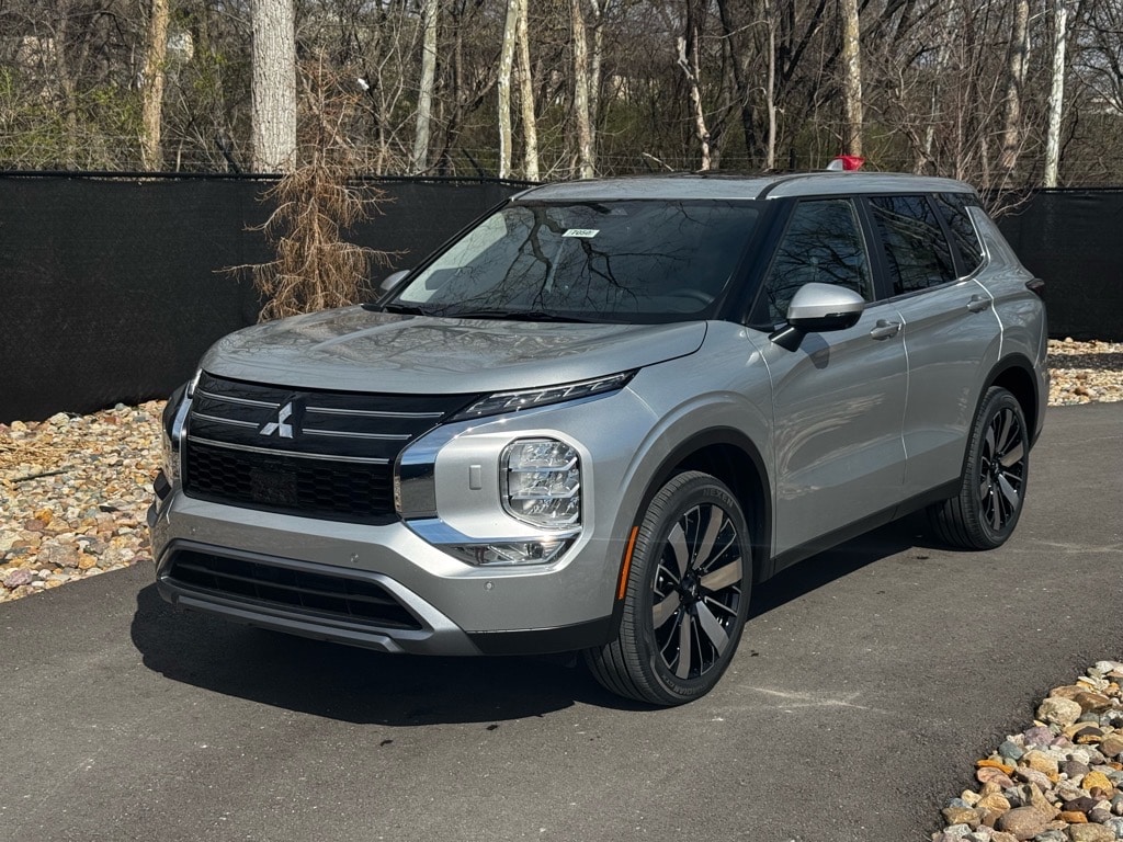 2025 Mitsubishi Outlander SE's photo