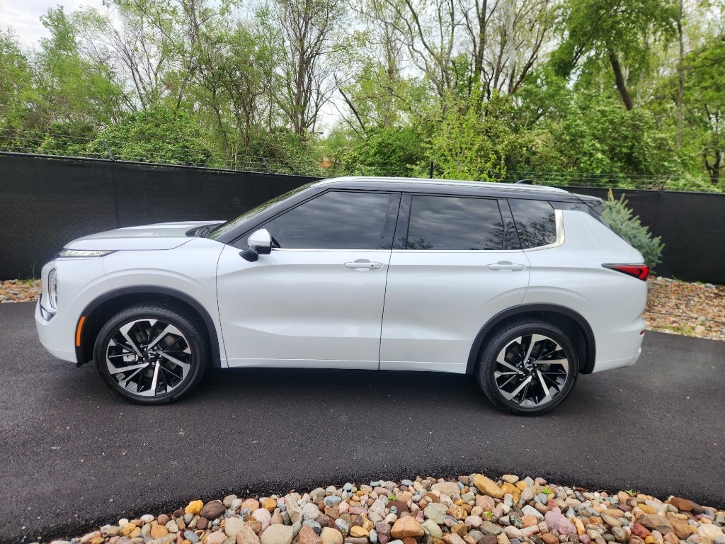 Used 2024 Mitsubishi Outlander SEL with VIN JA4J4WA82RZ033987 for sale in Kansas City