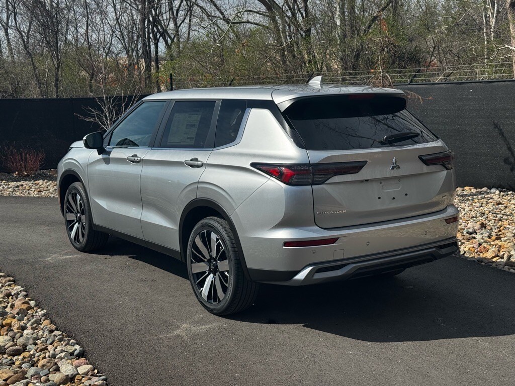 2025 Mitsubishi Outlander SE photo 3