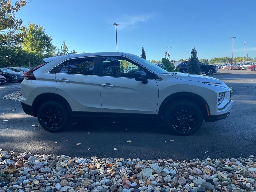 2024 Mitsubishi Eclipse Cross LE photo 3