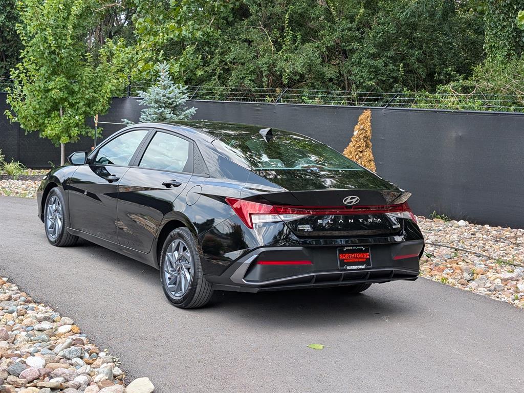 2024 Hyundai Elantra Hybrid Blue photo 3