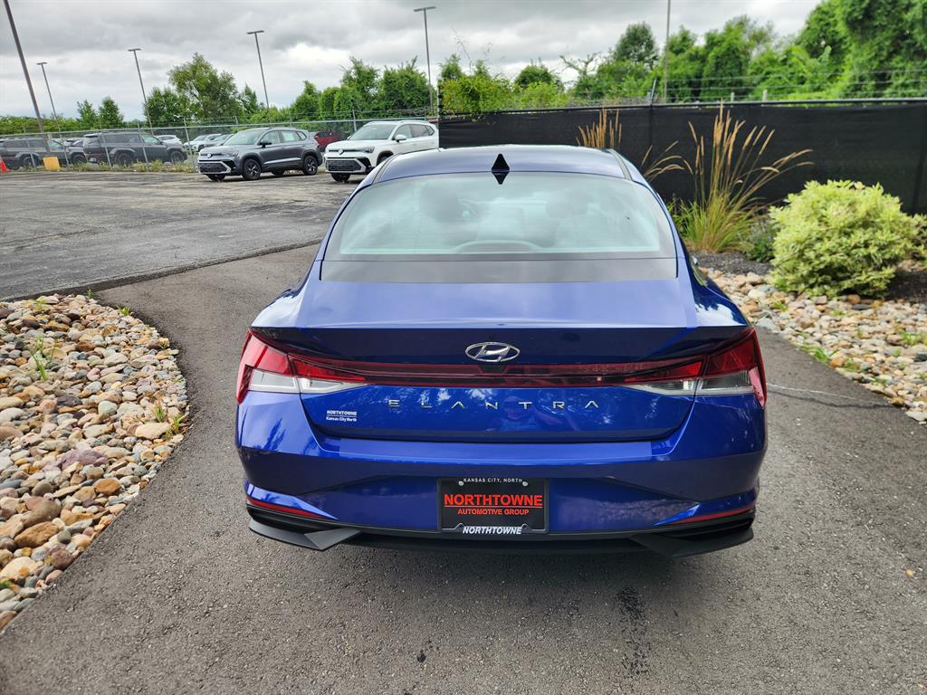 2023 Hyundai Elantra SEL Convenience photo 4