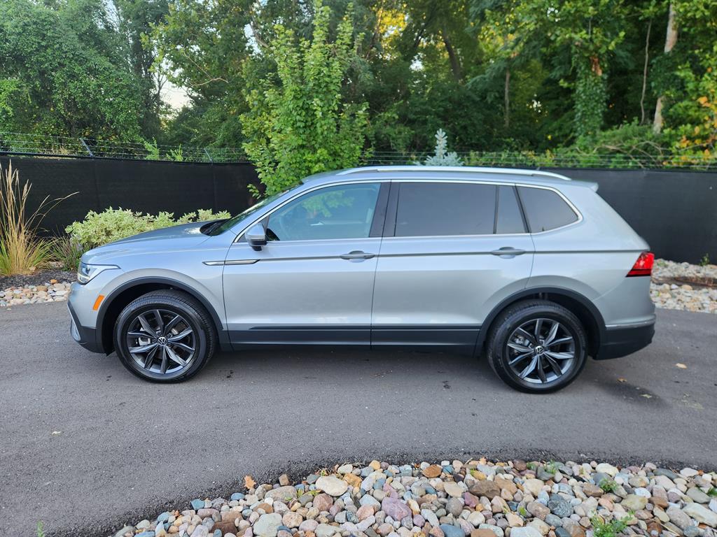 2023 Volkswagen Tiguan SE photo 2
