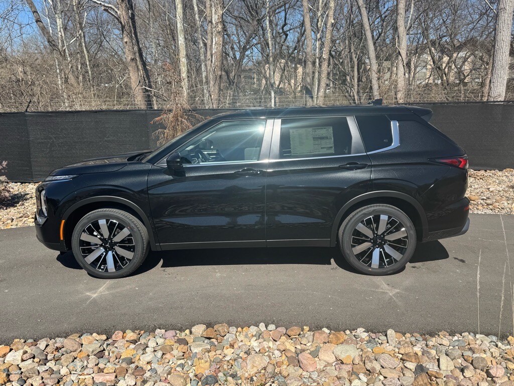 2025 Mitsubishi Outlander SE photo 2