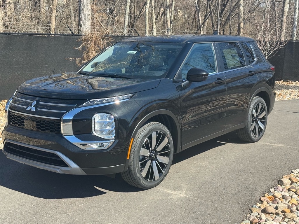 2025 Mitsubishi Outlander SE's photo