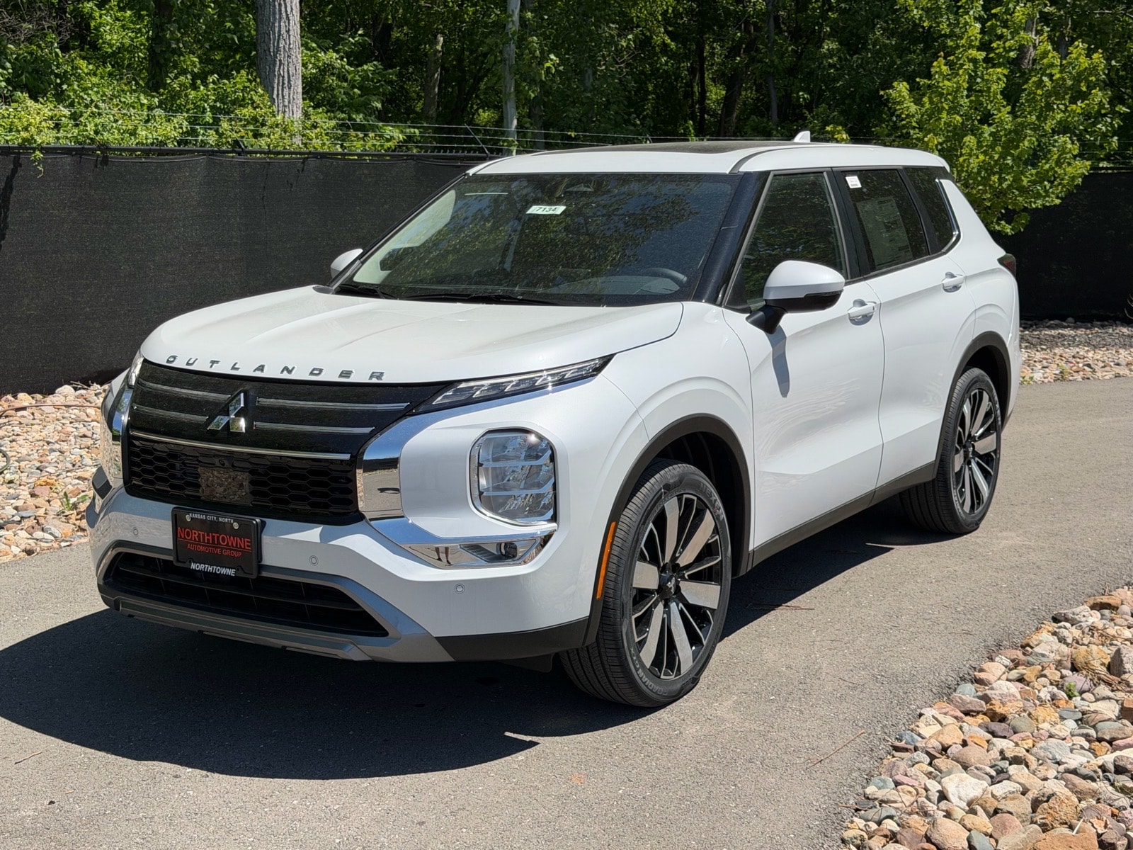 2026 Mitsubishi Outlander SE FWD's photo