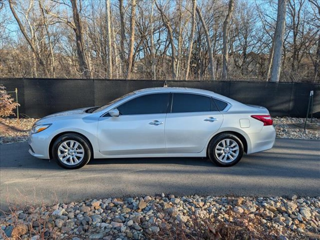 Used 2017 Nissan Altima 2.5 Sedan