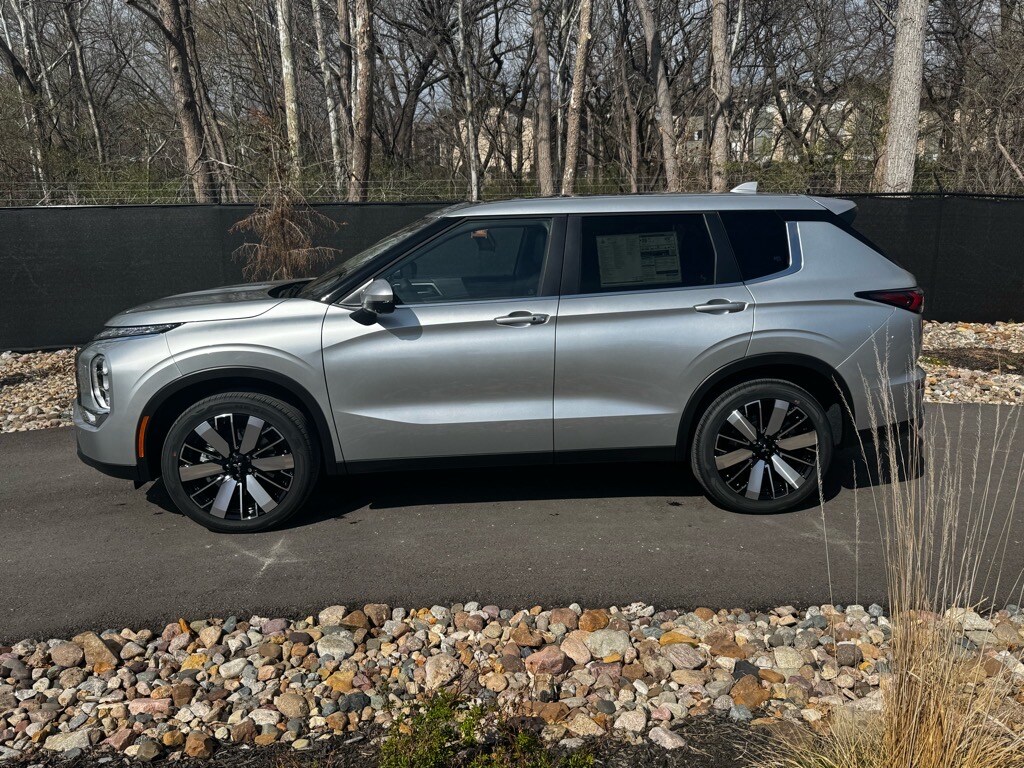 2025 Mitsubishi Outlander SE photo 2