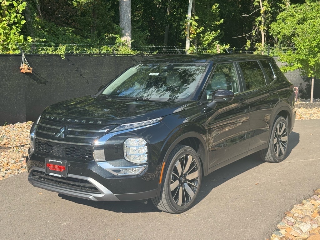 2025 Mitsubishi Outlander SE's photo