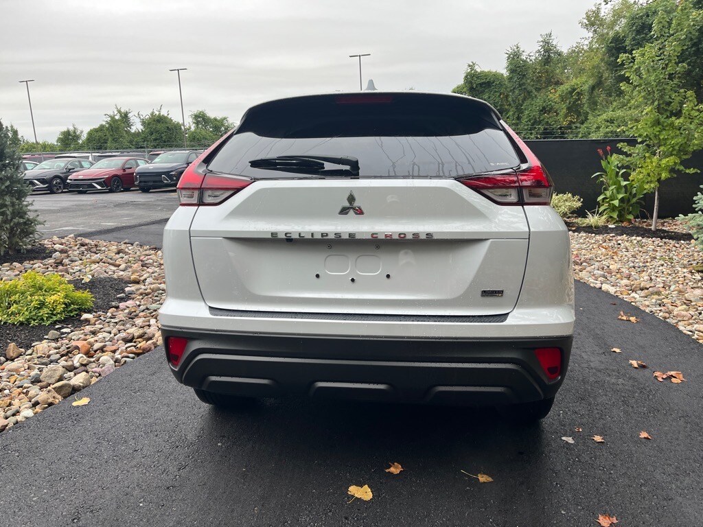 2024 Mitsubishi Eclipse Cross LE photo 4