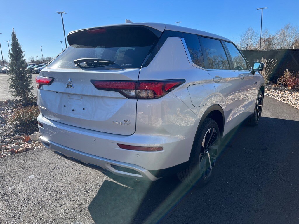 2025 Mitsubishi Outlander PHEV SE photo 3