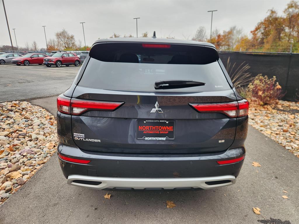 2024 Mitsubishi Outlander SE photo 4