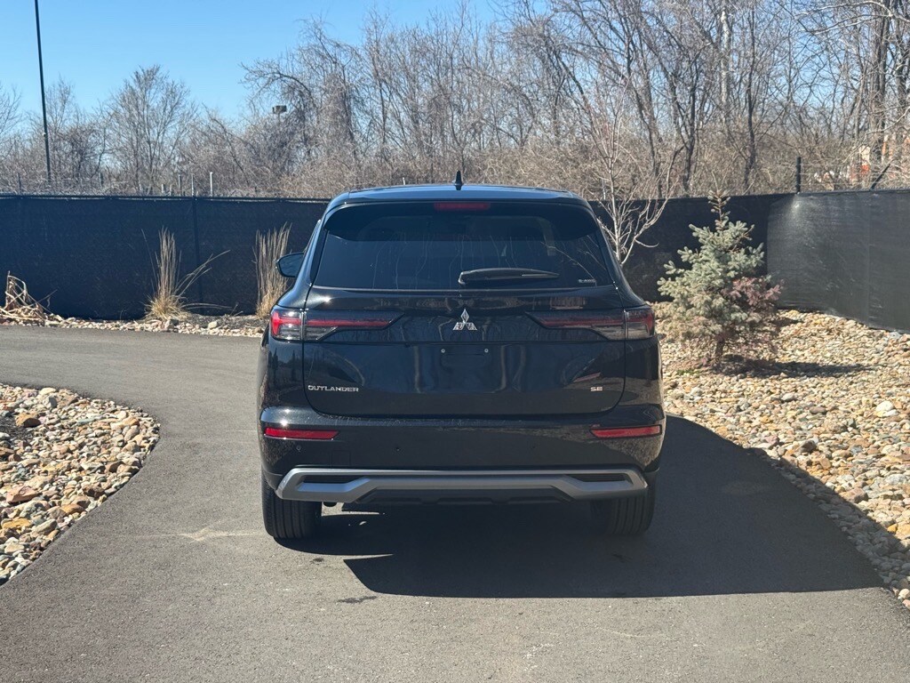 2025 Mitsubishi Outlander SE photo 4