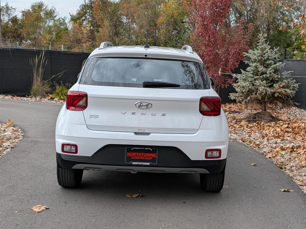 Used 2024 Hyundai Venue SEL SUV