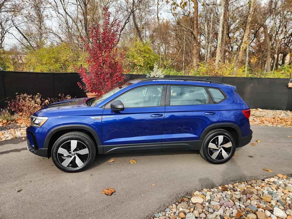 2024 Volkswagen Taos S photo 2