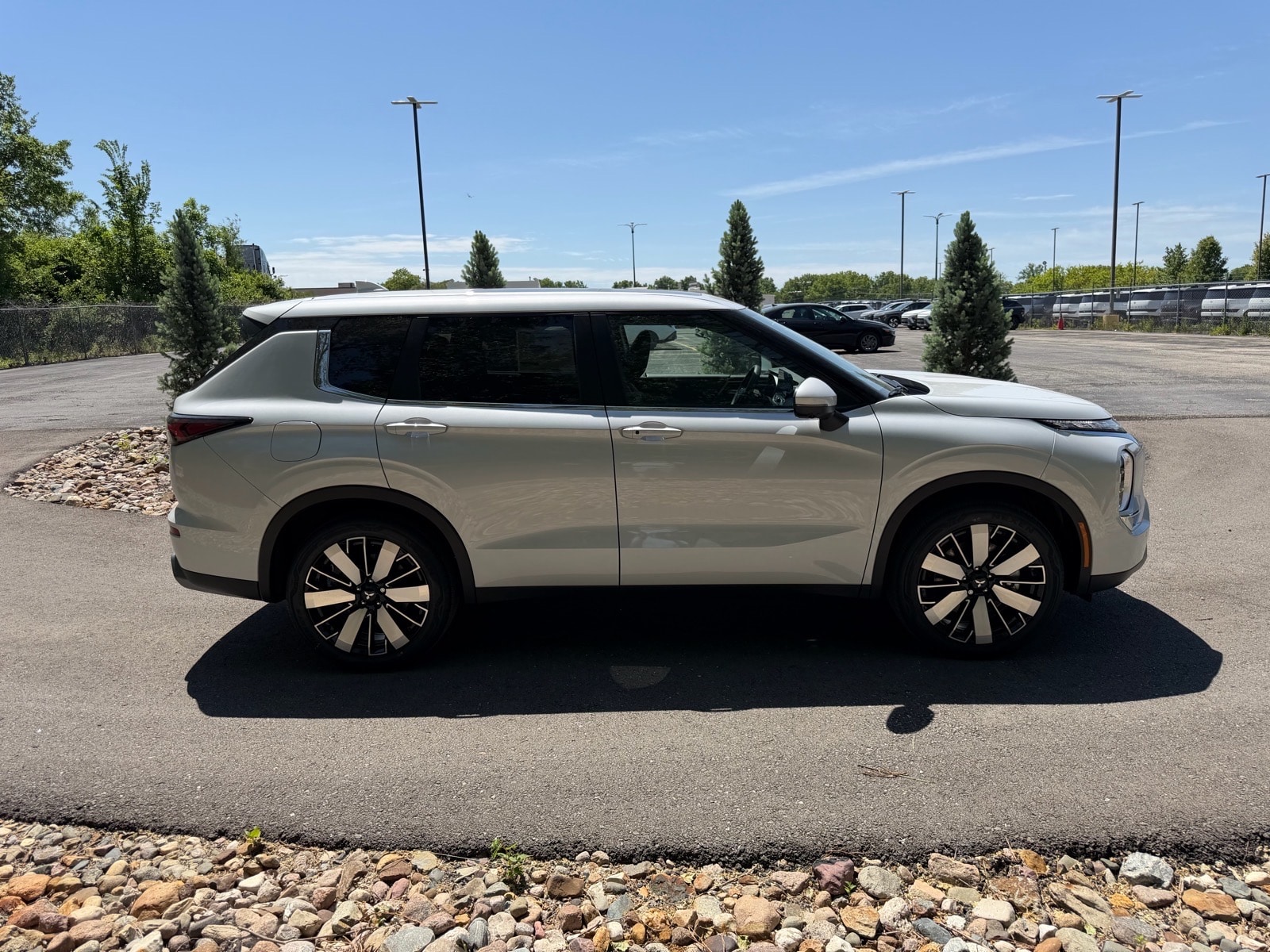 2026 Mitsubishi Outlander SE - Photo 6