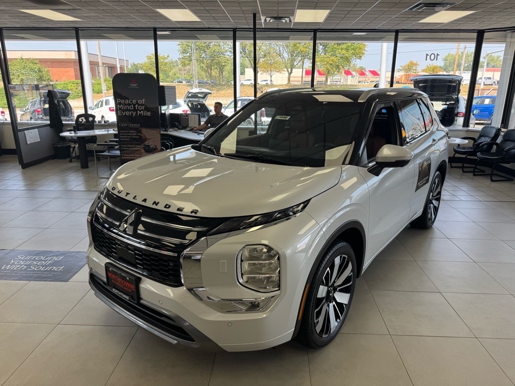 2025 Mitsubishi Outlander SEL's photo