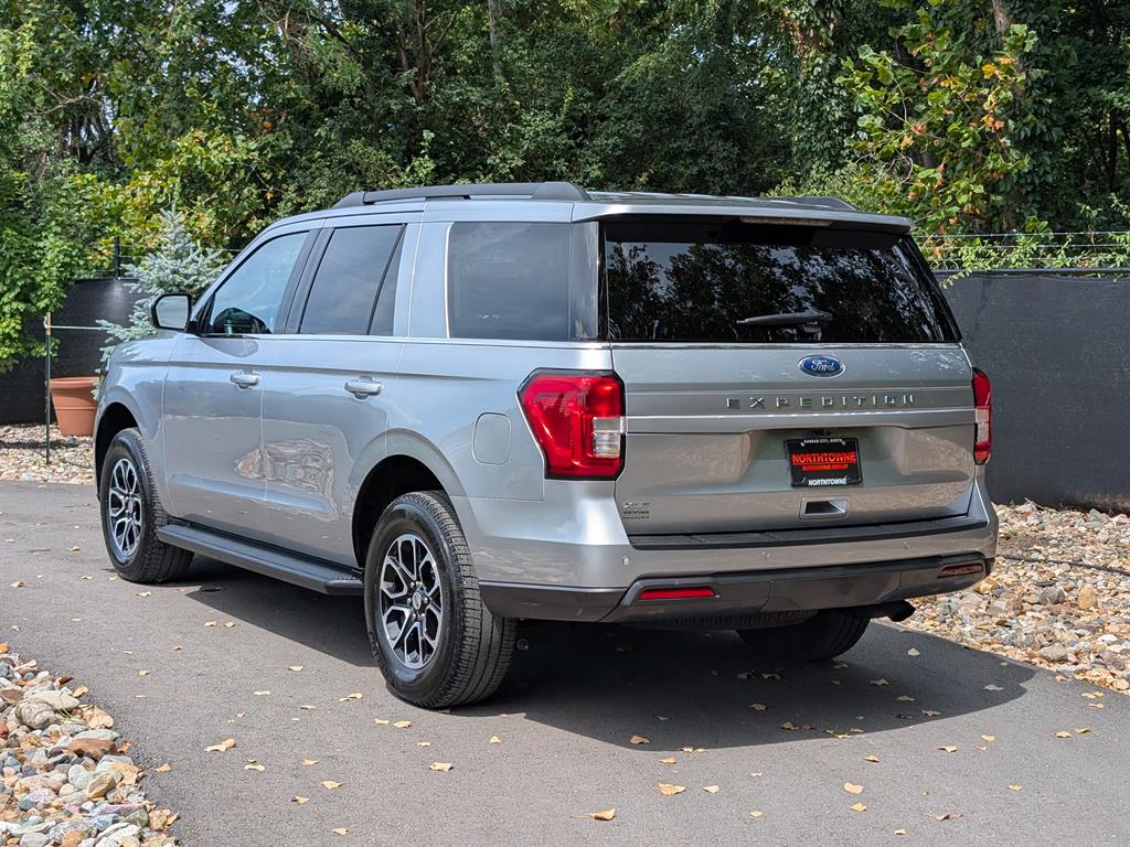 2022 Ford Expedition XLT photo 2