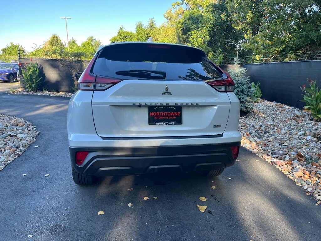 2024 Mitsubishi Eclipse Cross LE photo 4