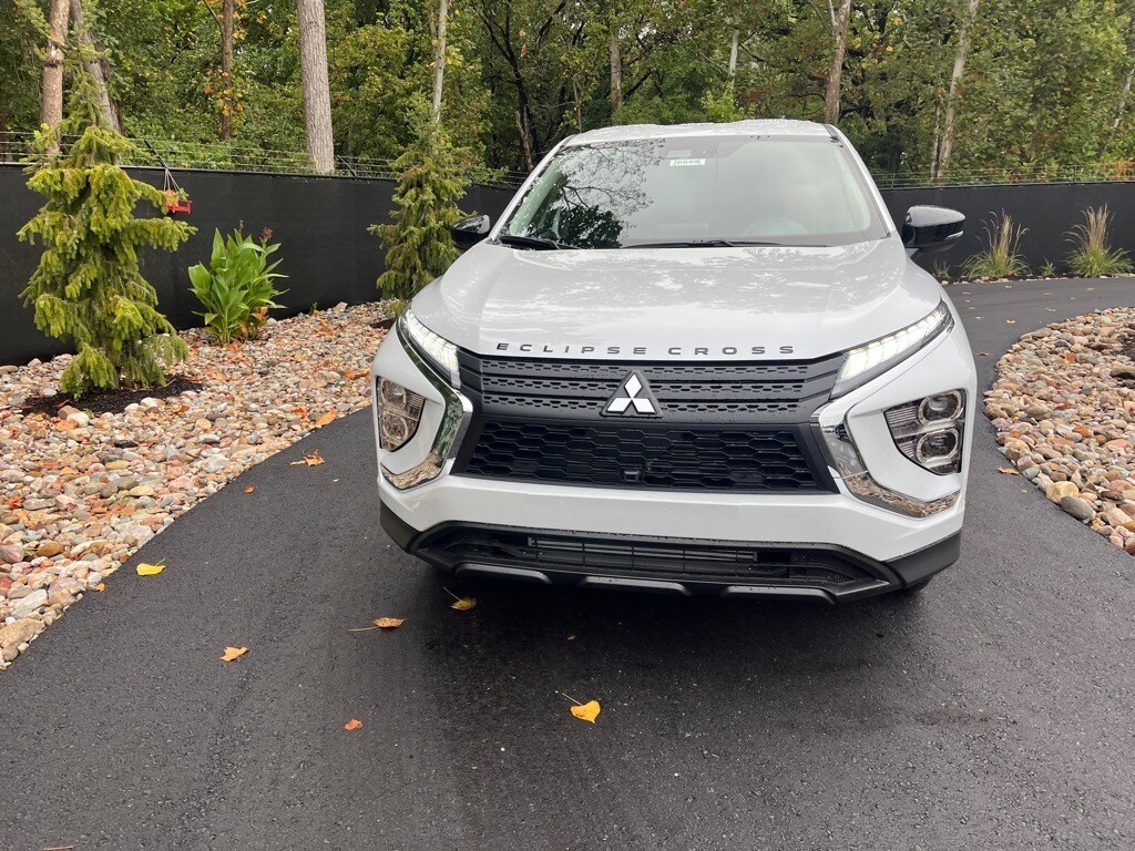 2024 Mitsubishi Eclipse Cross LE photo 2