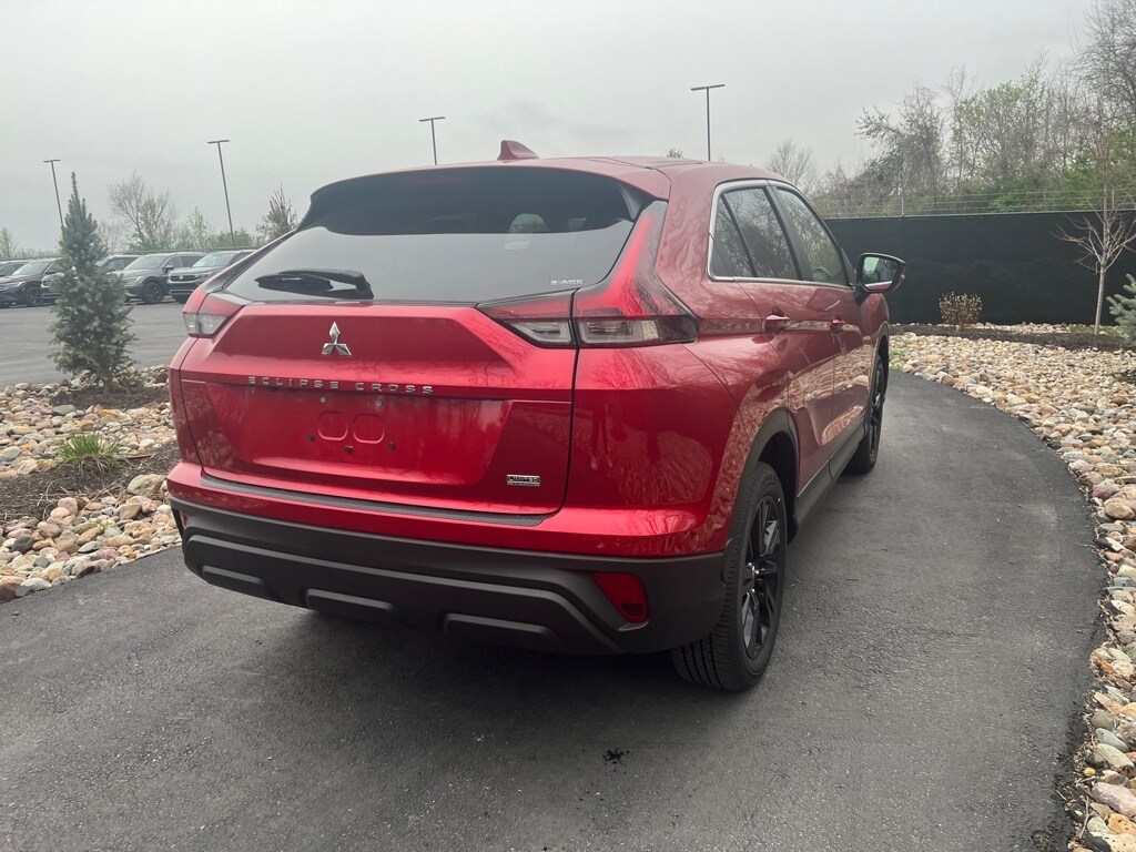2024 Mitsubishi Eclipse Cross LE photo 3