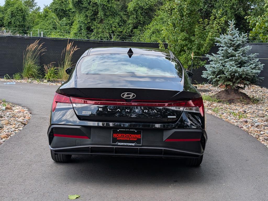 2024 Hyundai Elantra Hybrid Blue photo 4