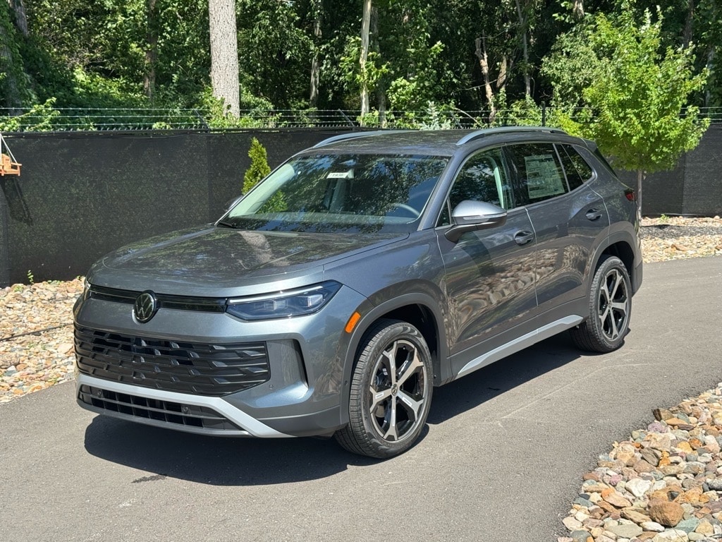 2025 Volkswagen Tiguan SE's photo