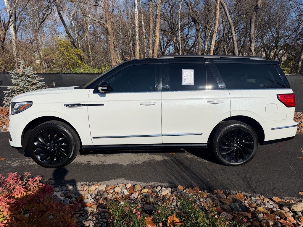 2021 Lincoln Navigator Black Label photo 2