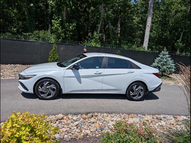 2025 Hyundai Elantra SEL Sport photo 4